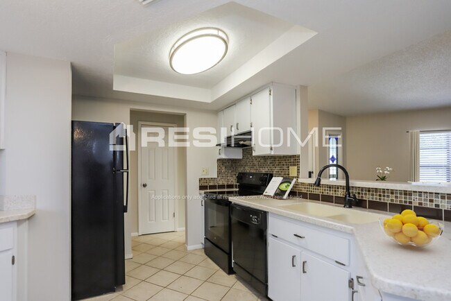 Building Photo - 12811 Pecan Tree Dr