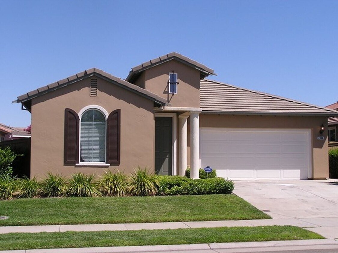 Primary Photo - Spacious 3 bedroom Excellent Roseville Loc...