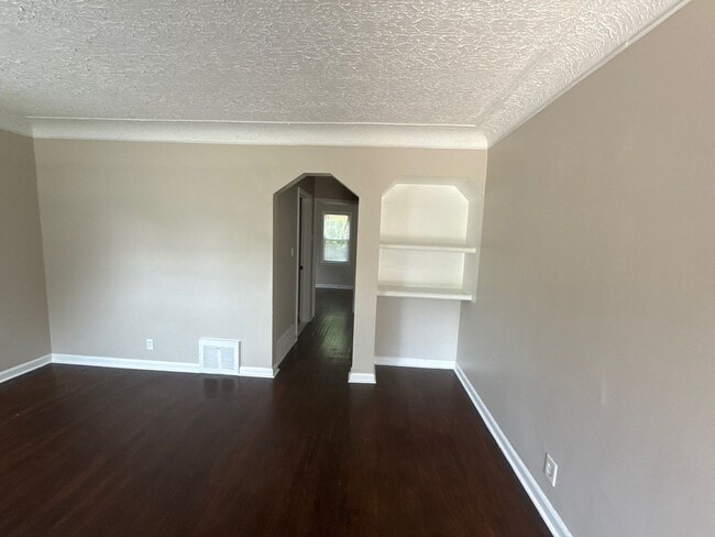 Building Photo - Freshly Renovated 3-Bedroom Home – Quality...