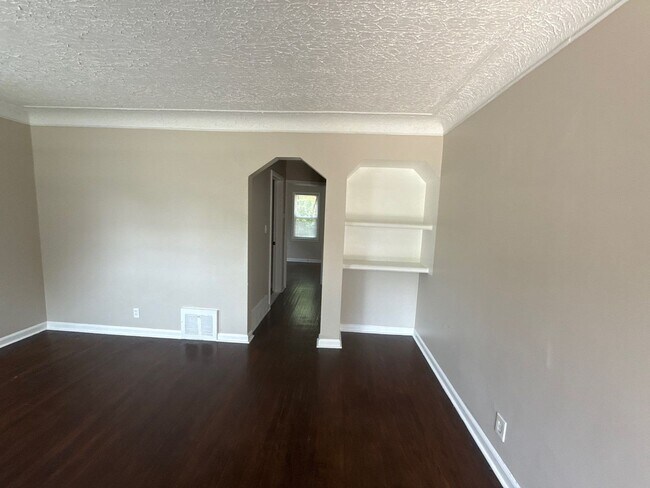 Foto del edificio - Renovated 3-Bedroom Home – We Welcome Sect...