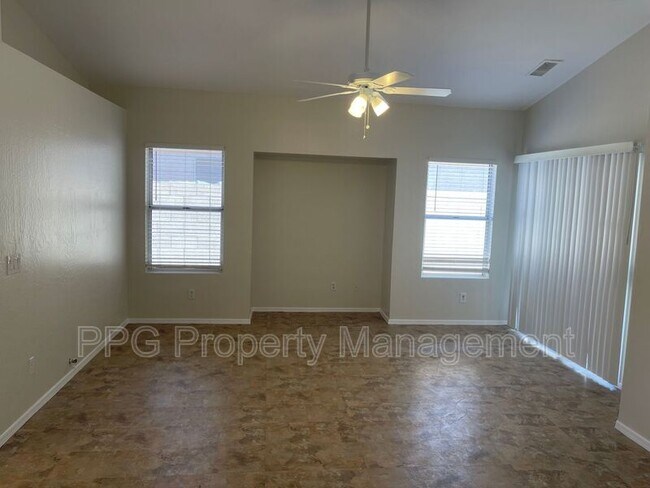 Foto del edificio - 13597 W Desert Flower Dr