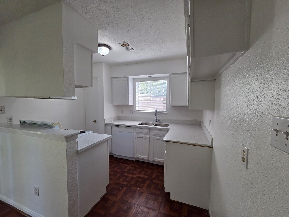 Building Photo - 6519 La Violetta Dr