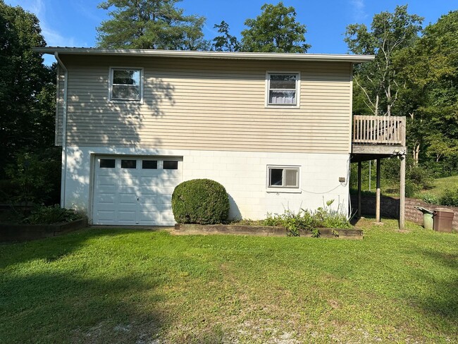 Building Photo - 4 Bedroom, 2 Bathroom House
