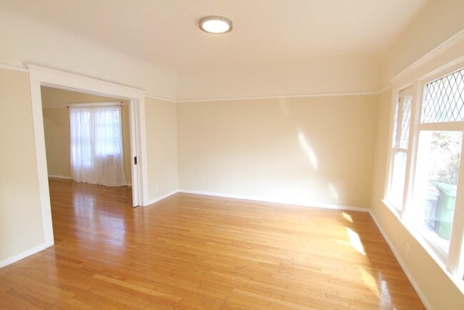 Building Photo - 1417 N Mansfield Ave