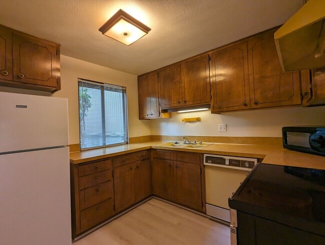 Building Photo - Great 1-Bedroom, 1-Bath Hunington Heights ...