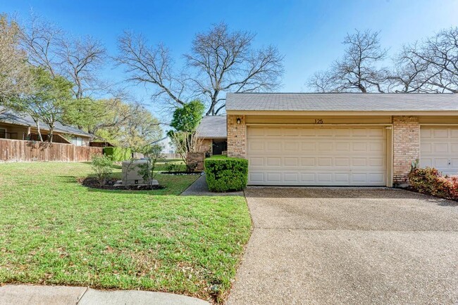 Building Photo - 7211 Lakewood Dr