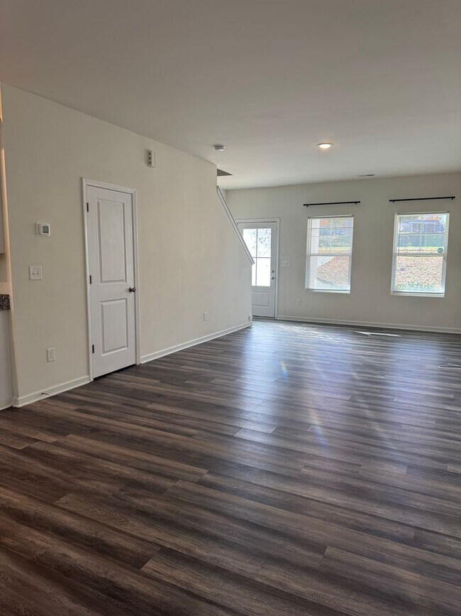 Foto del edificio - Beautiful 3-Bedroom Home Near Downtown Sta...