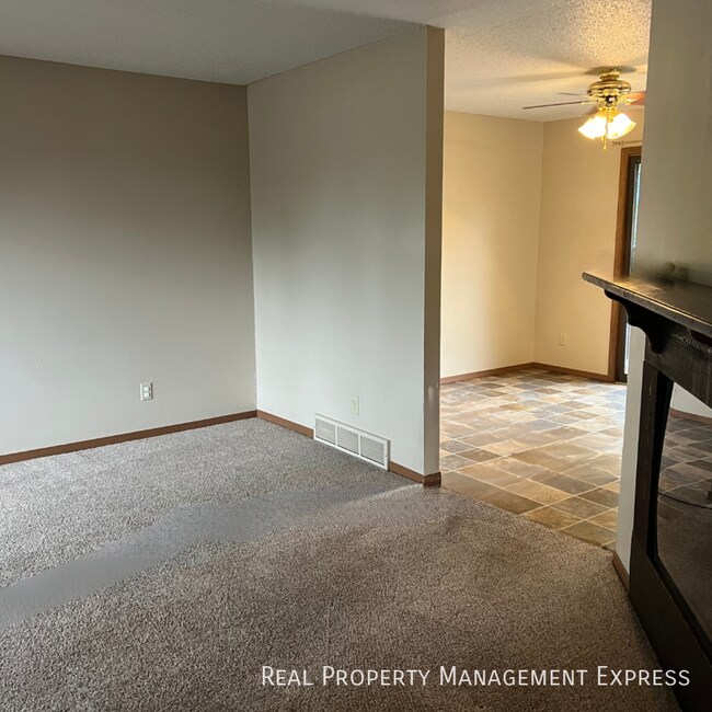 Foto del edificio - 3 Bedroom 2.5 Bathroom side-by-side duplex...