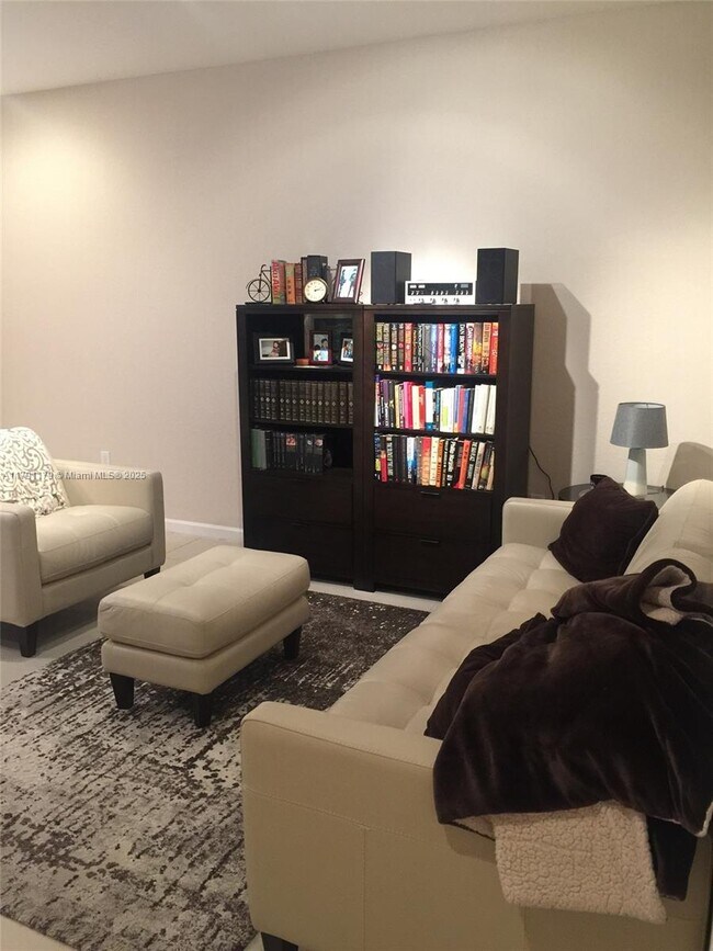 Foto del edificio - 283 SW 7th Ct