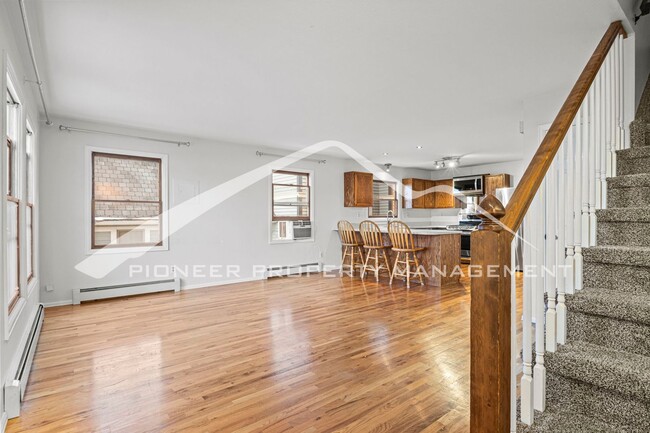 Building Photo - Charming 2-Bed 1.5 bath 2 Floor Rental in ...