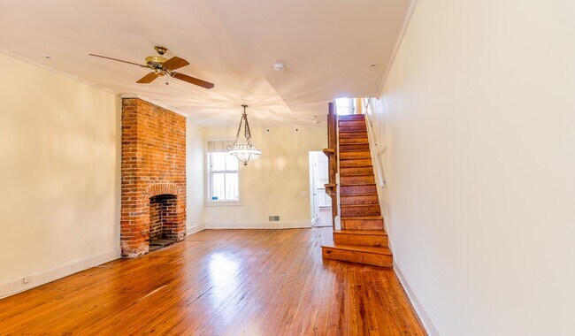 Building Photo - Classic Capitol End-Unit Hill Rowhome