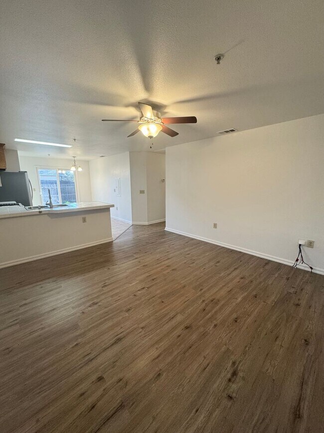 Foto del edificio - Spacious Duplex in East Redding!!