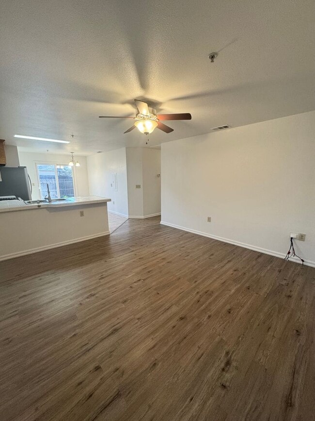 Building Photo - Spacious Duplex in East Redding!!