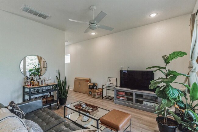 Foto del edificio - 5816 Sutherlin Rd