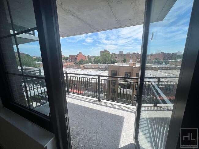 Foto del edificio - Northern Blvd | Flushing Studio w/Private Balcony, W/D & NO Broker's Fees!