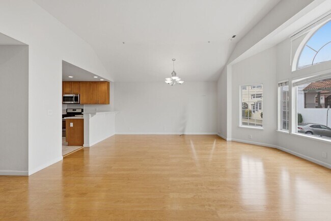 Foto del edificio - Top-Floor 3BR in Duplex Near BART | Vaulted Ceilings | In-Unit Laundry | Garage Parking