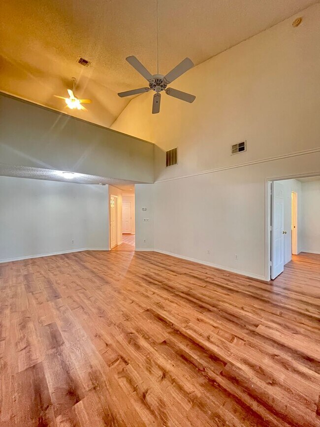 Building Photo - Newly Listed 2 Bed / 2.5 Bath Townhouse wi...