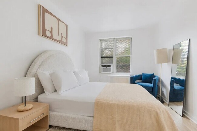 Foto del edificio - 327 E 10th St