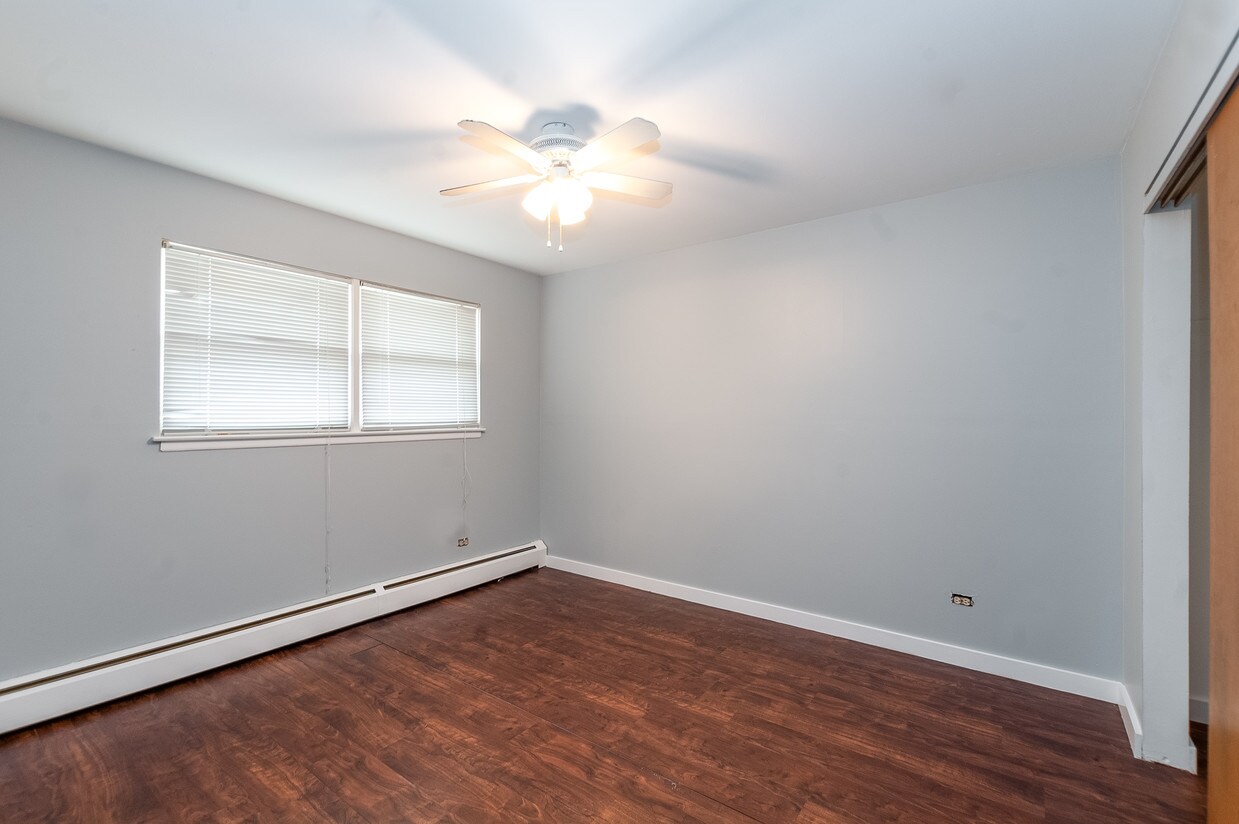 Building Photo - Awesome Downers Grove Unit w/ Heat!!