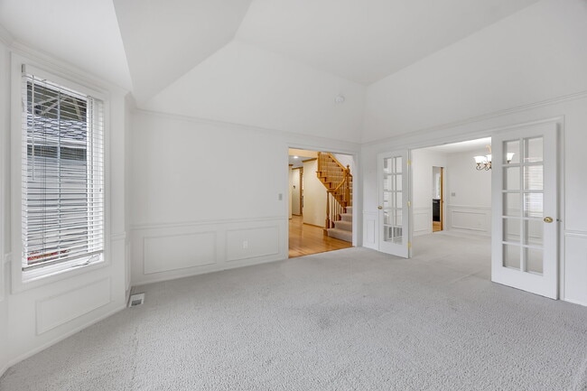 Building Photo - Welcome to your new home, located in Deer Creek, where pets are welcome.