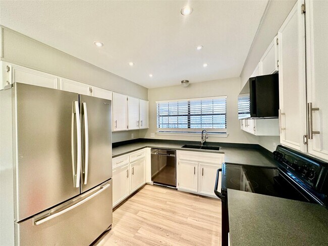 Foto del edificio - 1102 Serenada Dr