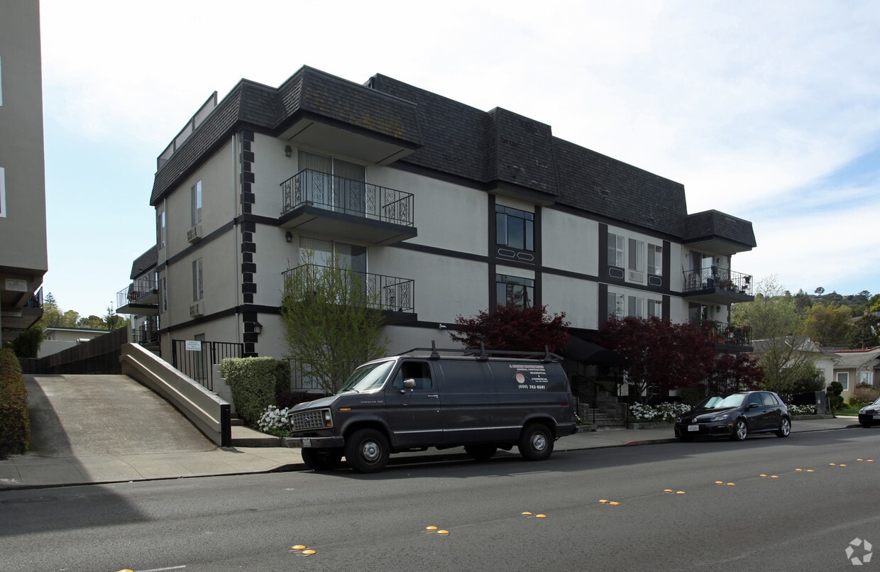 Building Photo - 520 Elm St