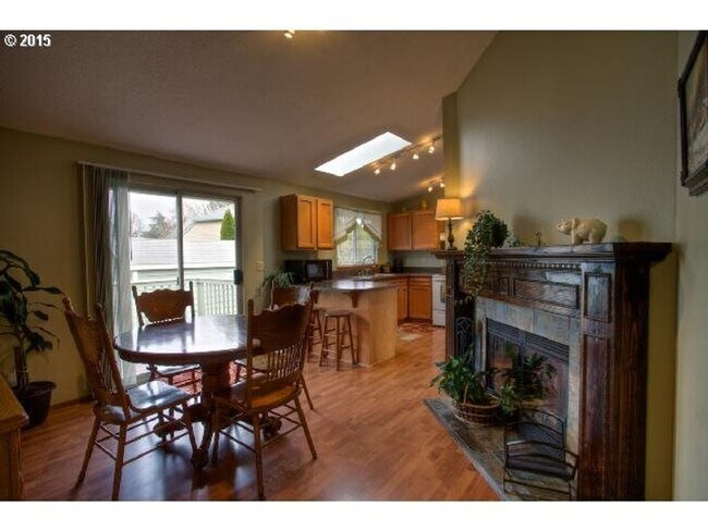 Foto del edificio - 3 Bedroom Home with Vaulted Living Room Near The Streets of Tanasbourne with Garage & Yard