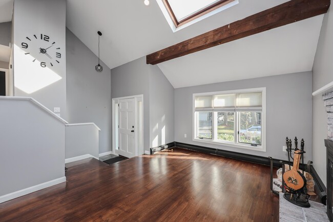 Building Photo - 143 Renard St