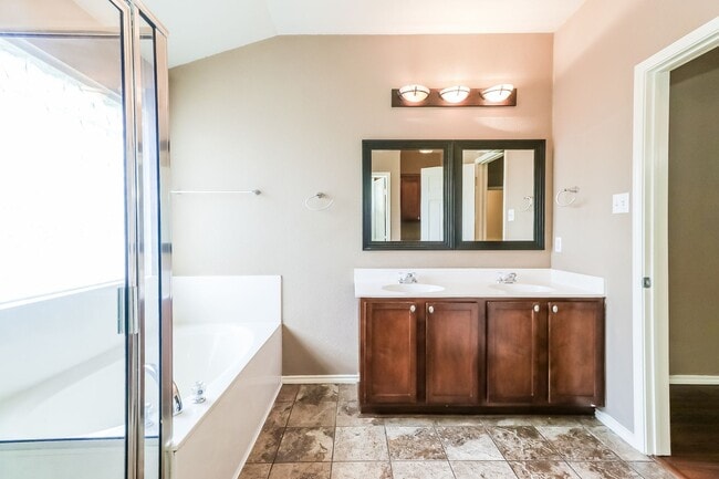 Building Photo - Beautiful home that backs to quiet greenbe...