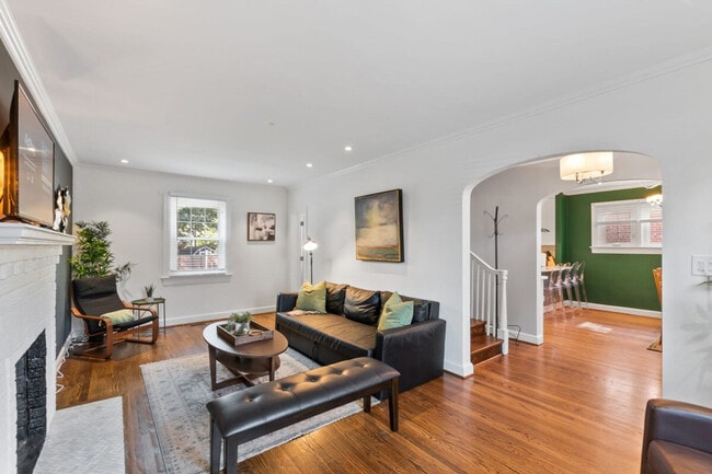 Building Photo - 309 E Braddock Rd