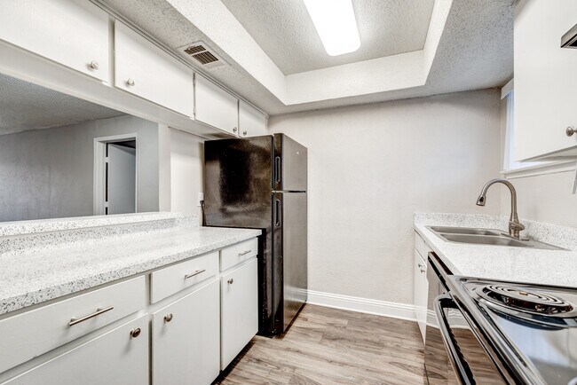 Foto del edificio - Tower Village