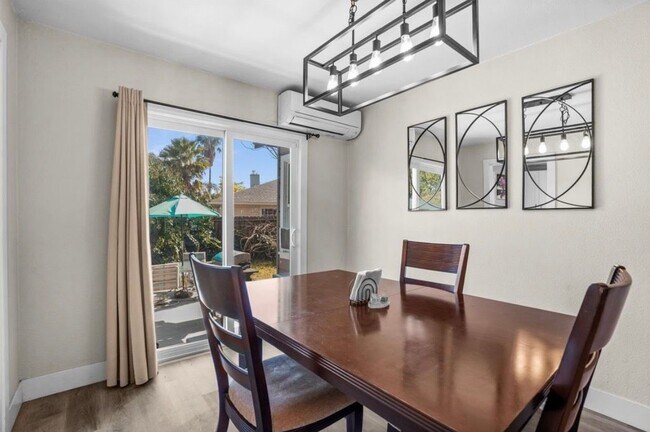 Foto del edificio - 80 Loma Vista Way