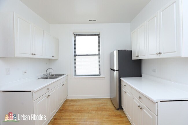 Building Photo - 2407 W Wilson Ave