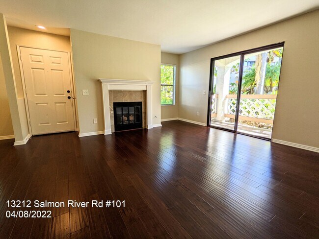 Building Photo - Beautiful Condo in Desirable Community of ...