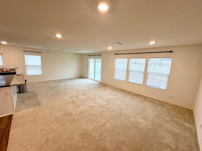 Foto del edificio - Beautiful 3 bedroom plus bonus room Home