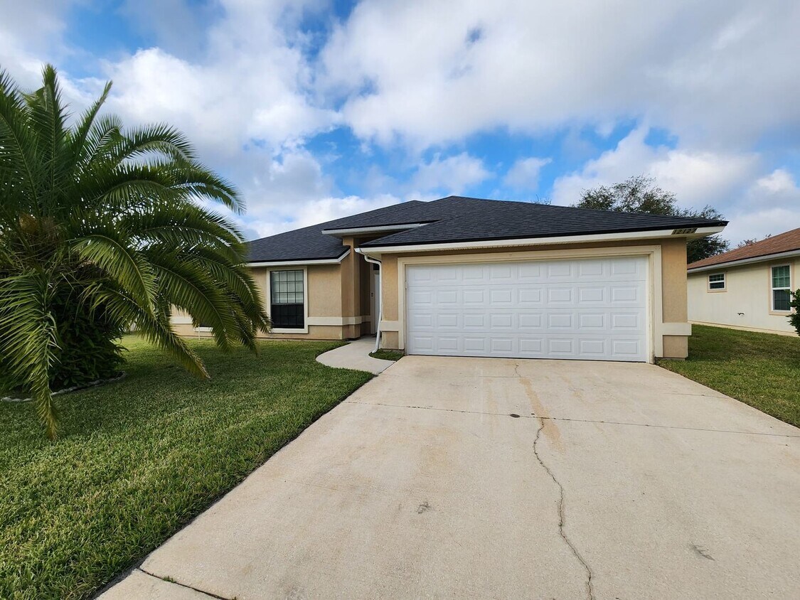 Foto principal - Beautiful 4 bedroom 2 bath Home