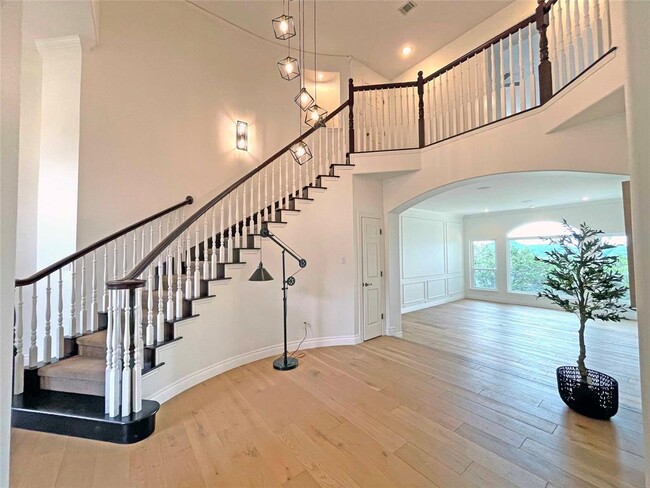 Building Photo - 9604 Big View Dr