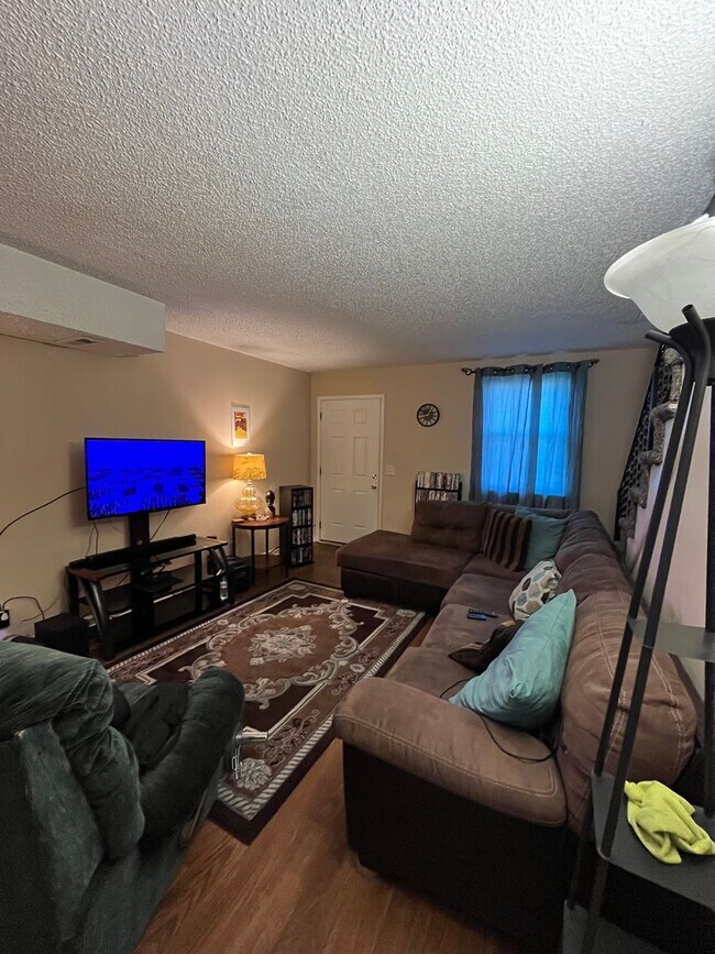 Building Photo - 2 Bedroom/ 1.5 Bath duplex in Madison