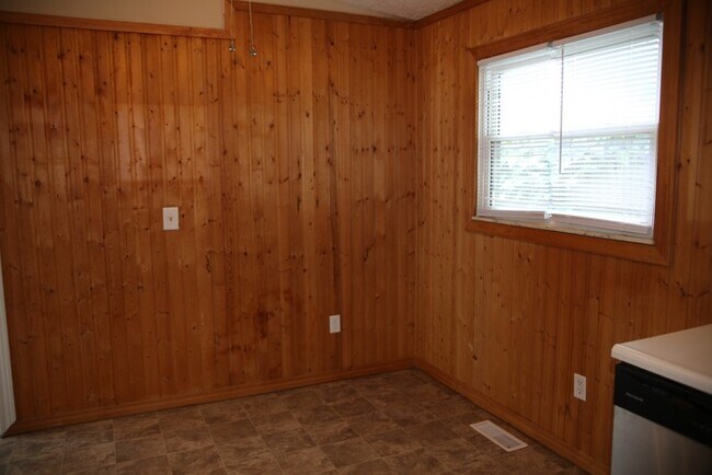 Building Photo - Charming 3 Bedroom Home with Covered Patio!