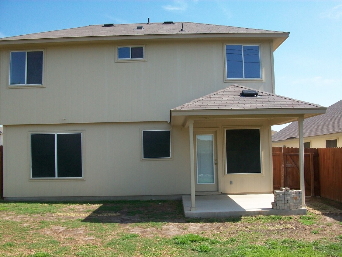 Foto del edificio - 2 story home.