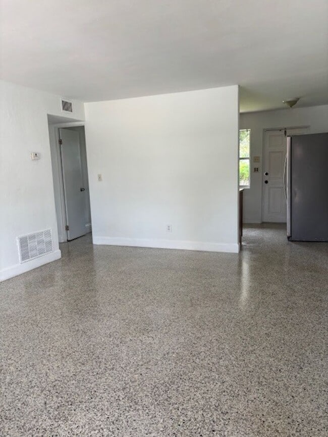 Building Photo - 1703 Edgewater Dr