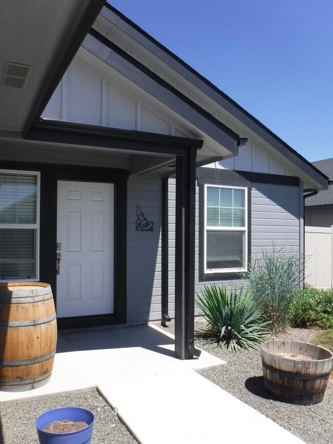 Foto del edificio - Bright and spacious 3 bed, 2 bath home jus...