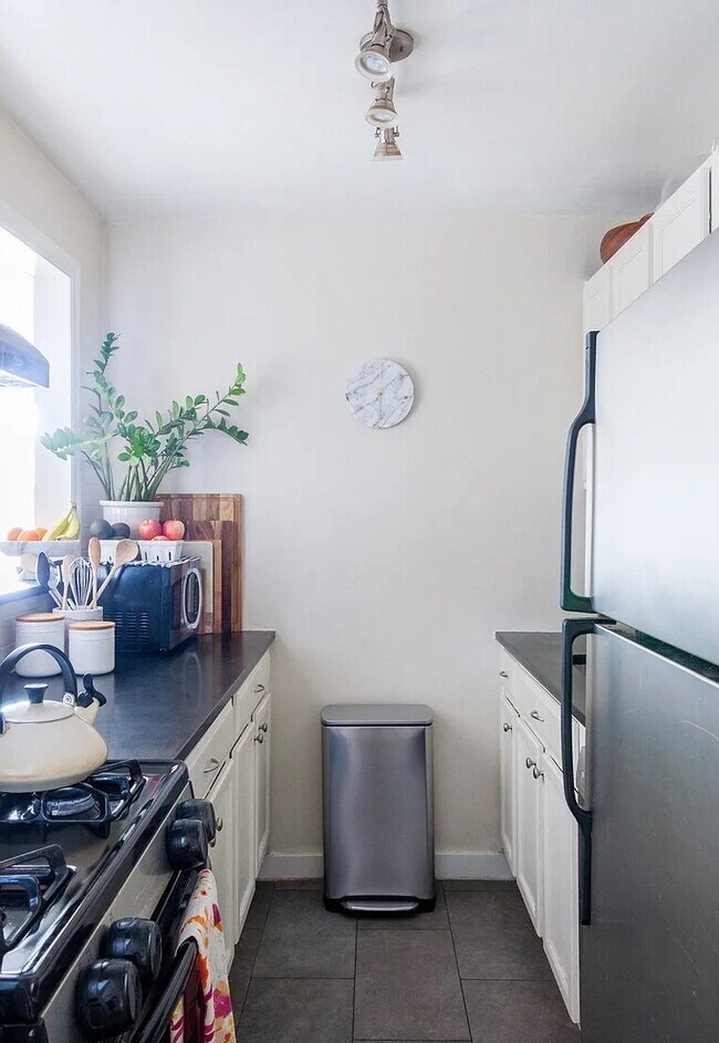 Foto del edificio - Spacious and sunny top-floor one bedroom one bathroom