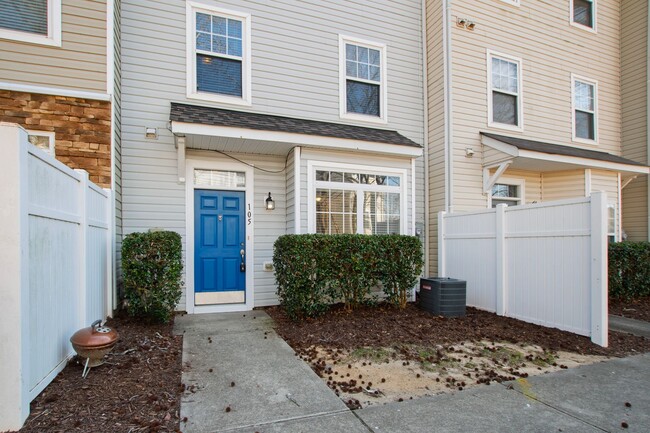 Building Photo - Stunning Townhouse for Lease in fantastic ...