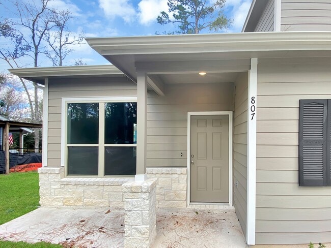 Building Photo - 807 Comanche Bend