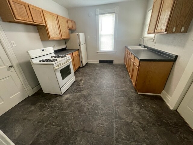 Building Photo - 1326 Geele Ave