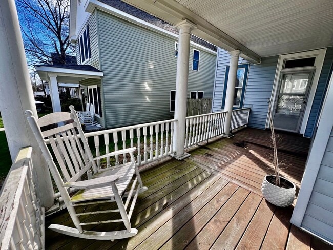 Building Photo - Beautiful Victorian home centrally located...