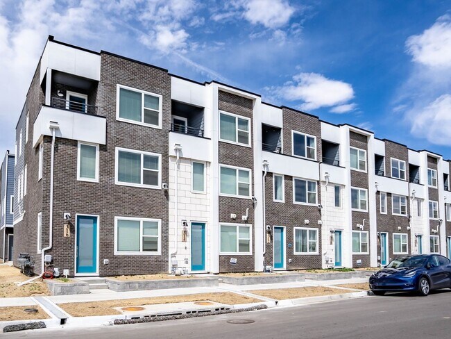 Building Photo - 3 Bedroom Townhome in Aurora