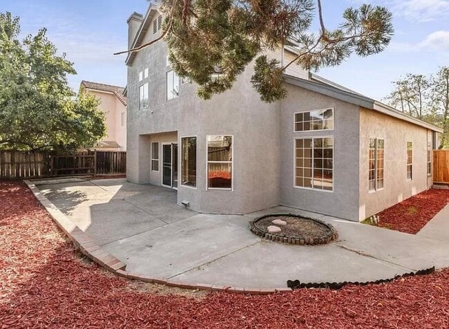 Building Photo - 1585 Foxwood Dr