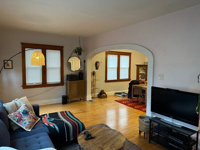 Building Photo - 2806 S Clement Ave